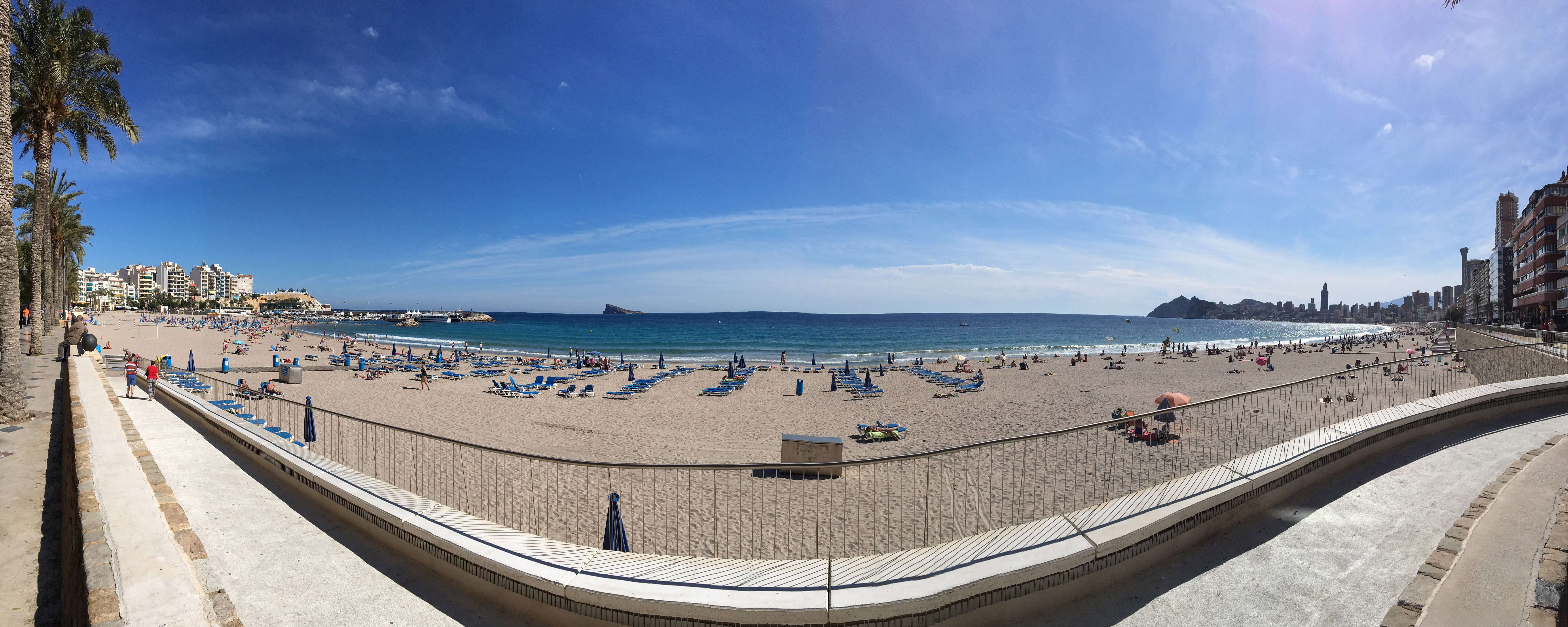 La platja de Ponent amb fotografia panoràmica